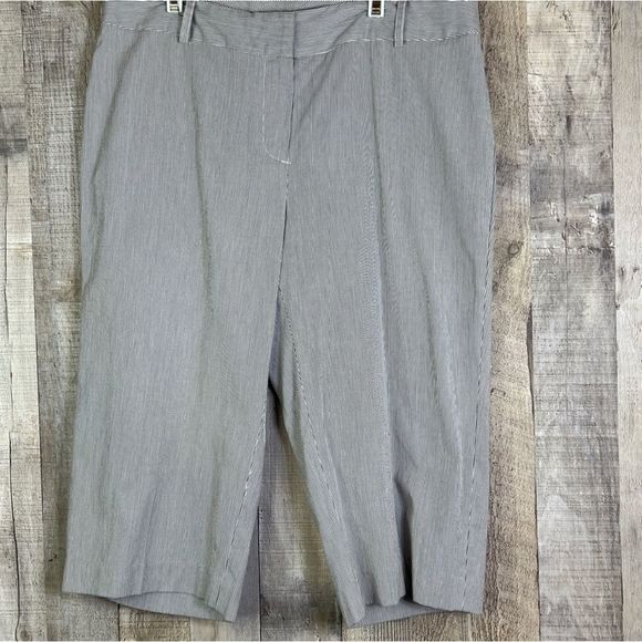 Willi Smith Size 10 Brown & White Pin Striped Capris - Picture 1 of 8